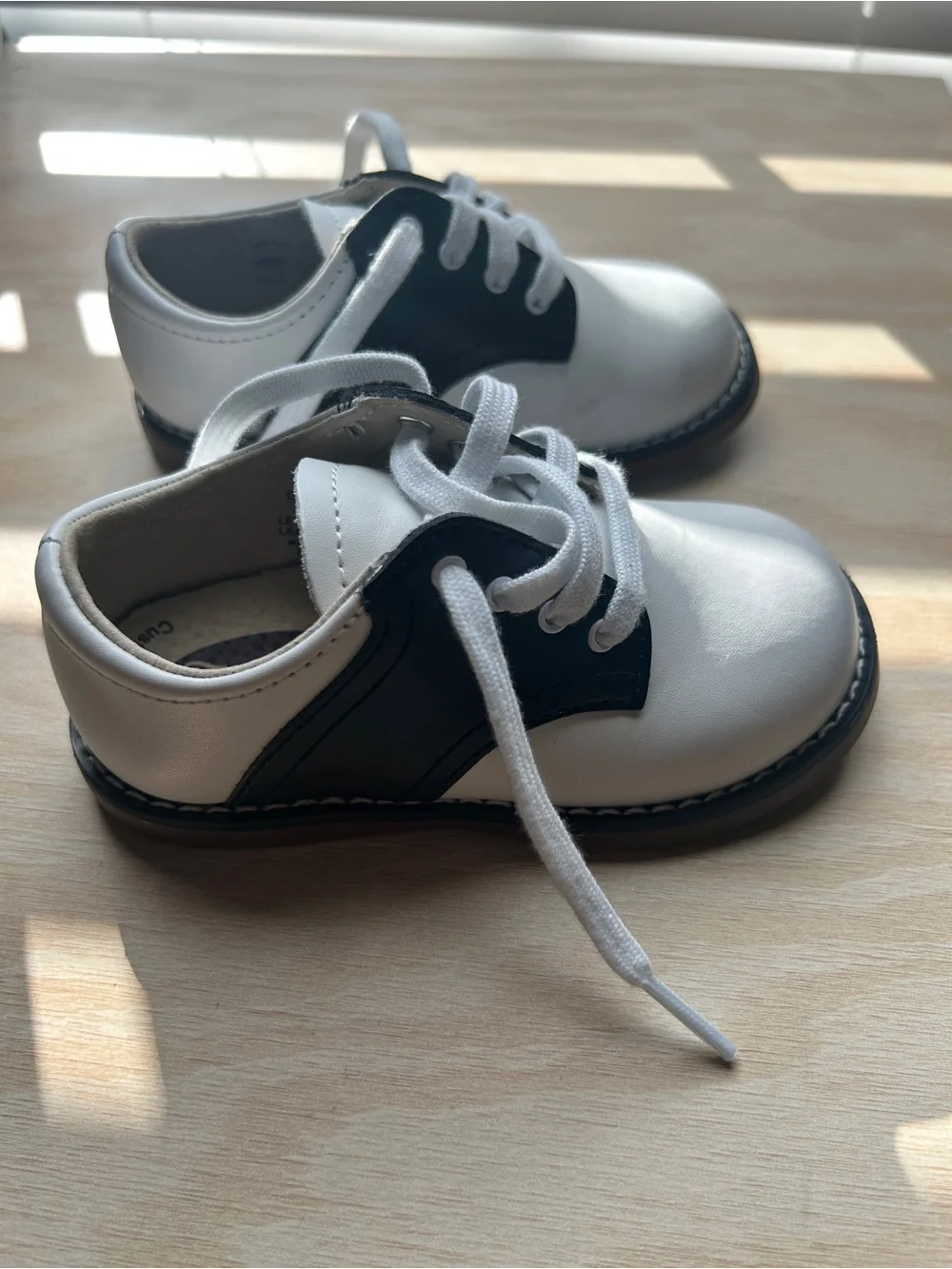 FootMates White and Black Kids Lace-Up Cheer Shoes 6 Wide